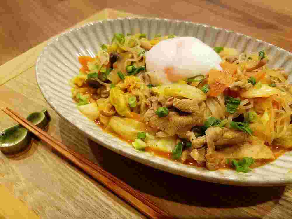 豚キムチ糸こんにゃく温玉乗せ
