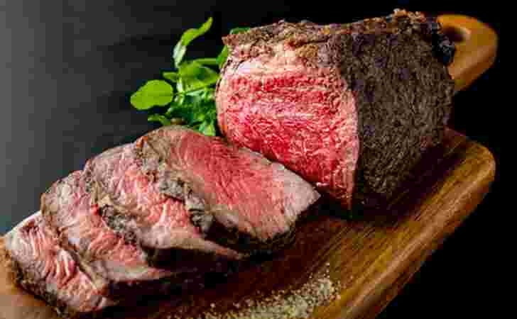 まな板の上で切られた赤身肉