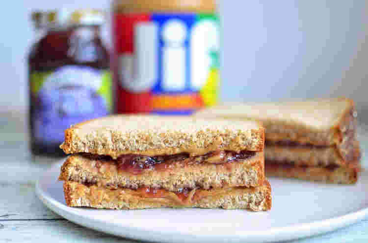 ピーナツ＆ジェリーサンドウィッチとピーナツバターのボトルとジャムのボトル