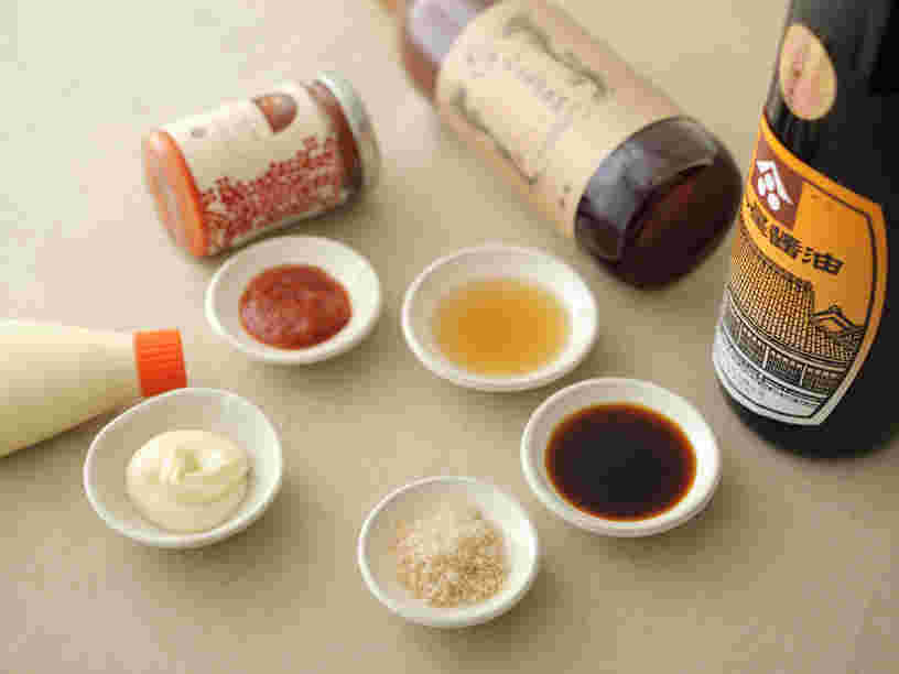 調味料がそれぞれ小皿に出されている