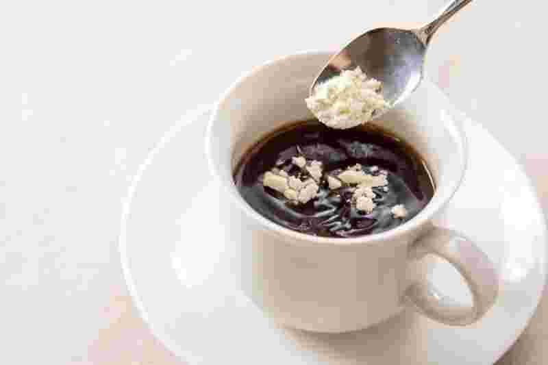 コーヒーにおからパウダーを入れているところ
