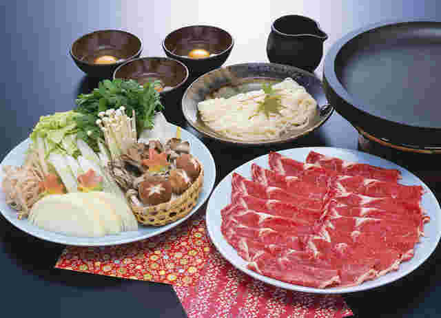 すき焼きの具材と鍋