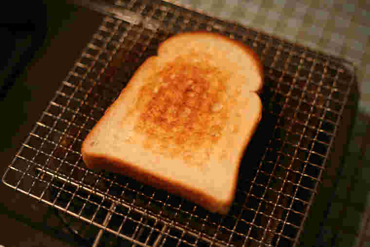 金網でパンを焼いている様子