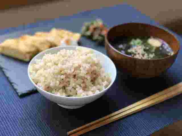 ご飯、味噌汁、卵焼きなどが並んだシンプルな和食献立