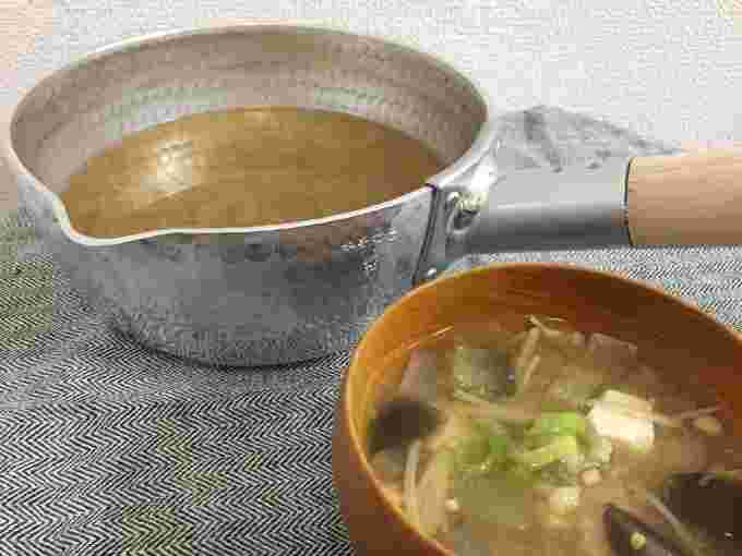 味噌汁の鍋とお椀によそわれた味噌汁