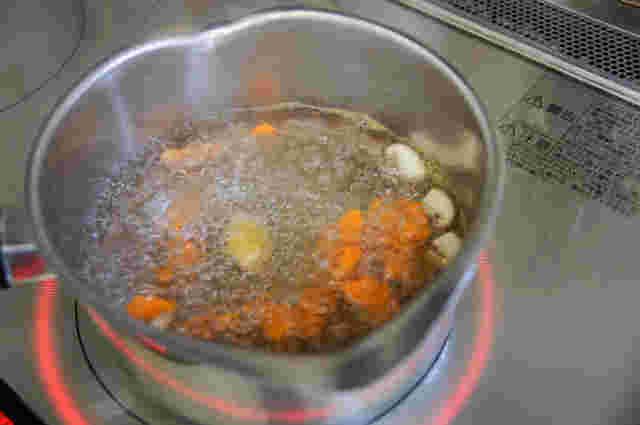 鍋で味噌汁の具材が沸騰している