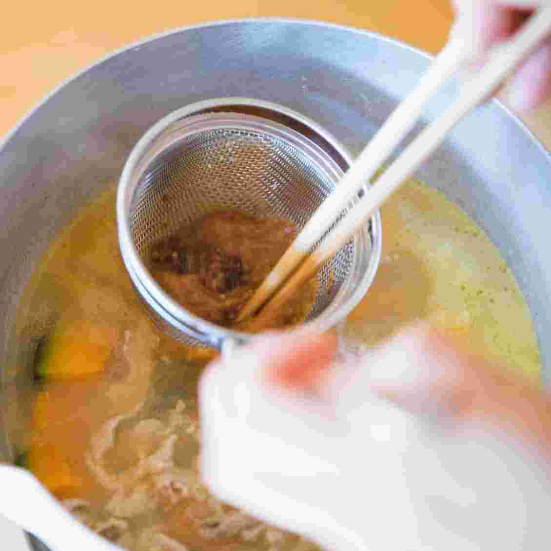 味噌汁に味噌を溶き入れているところ