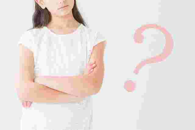 女性が悩んでいるポーズとはてなマーク