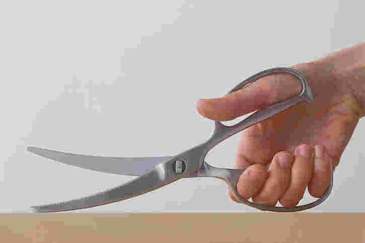 キッチンバサミを手で持っている画像