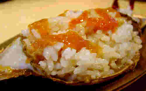 甲羅に入れたご飯とカニみそ