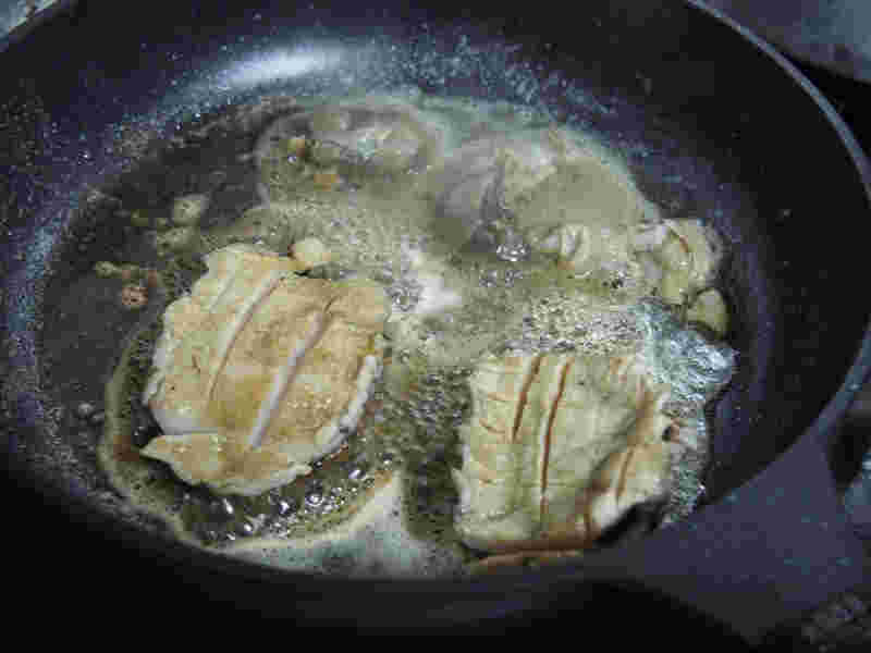 フライパンで食材を焼いている模様。