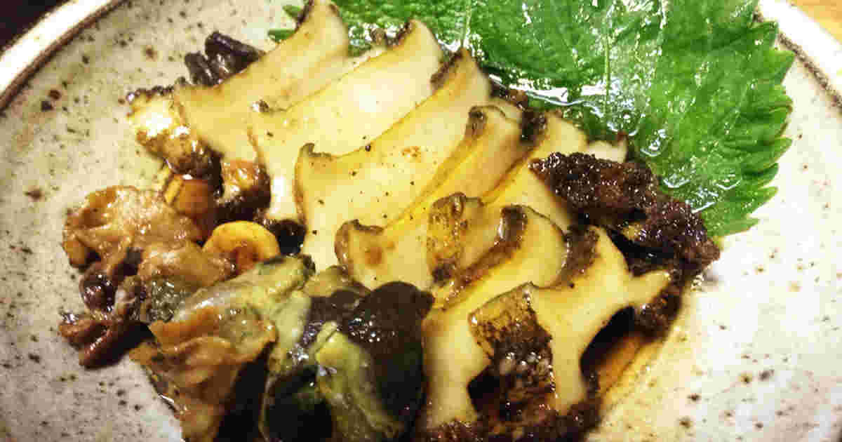 皿の上に焼いた食材を添えてある模様。