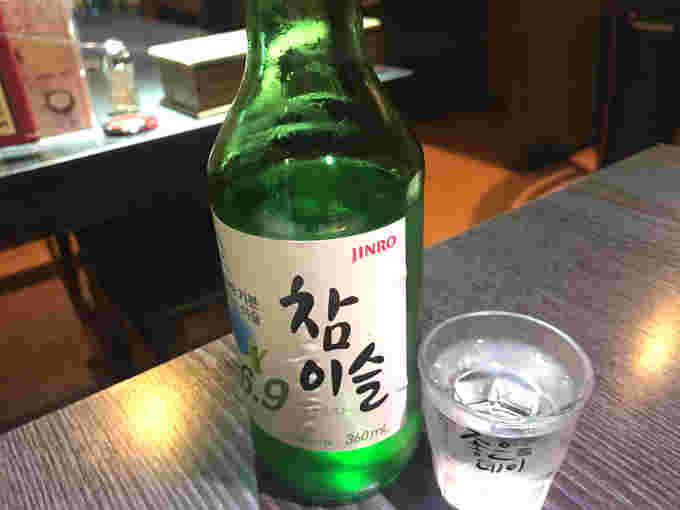 韓国焼酎のびんとグラス