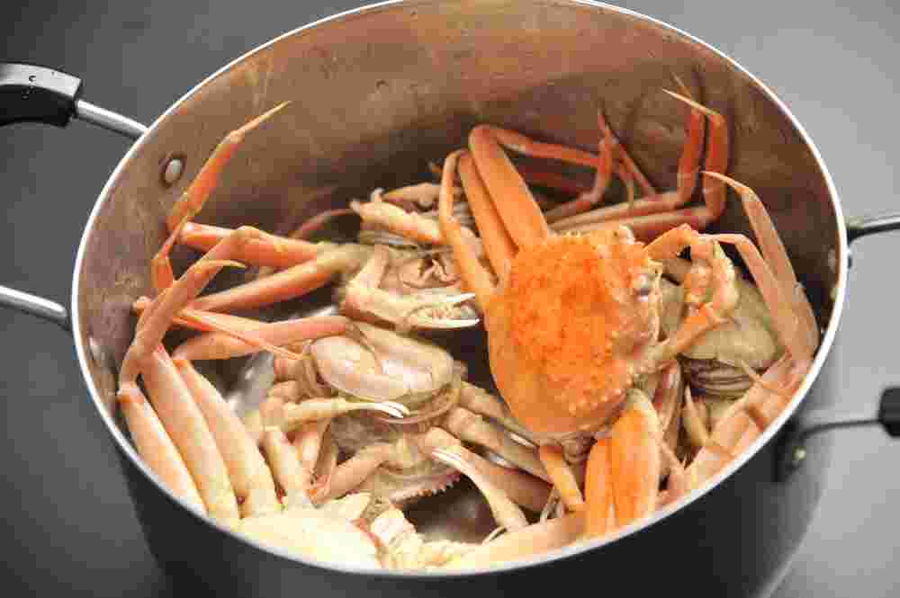 カニを水に浸ける様子