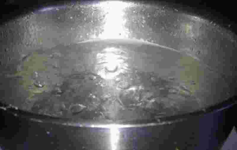 鍋のお湯を沸騰させるイメージ