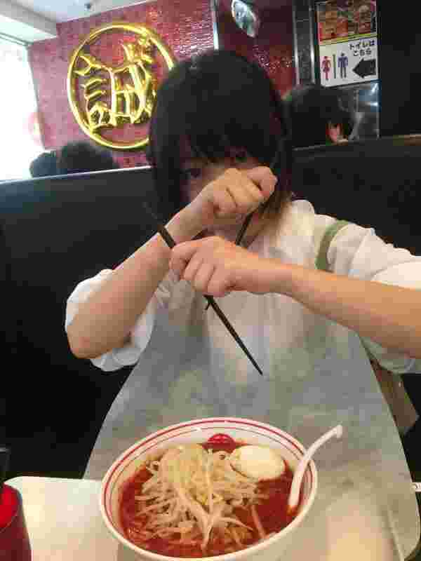 タンメンを食べる女性