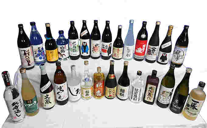 28蔵元の焼酎が2列に並んだ様子
