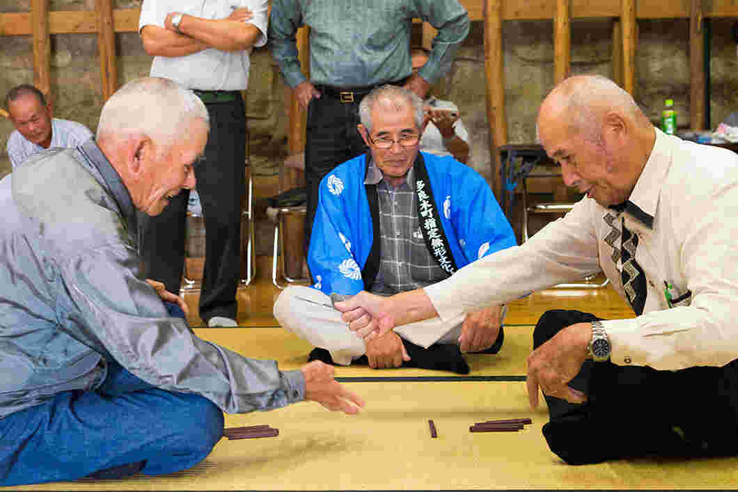 球磨拳をしている男性