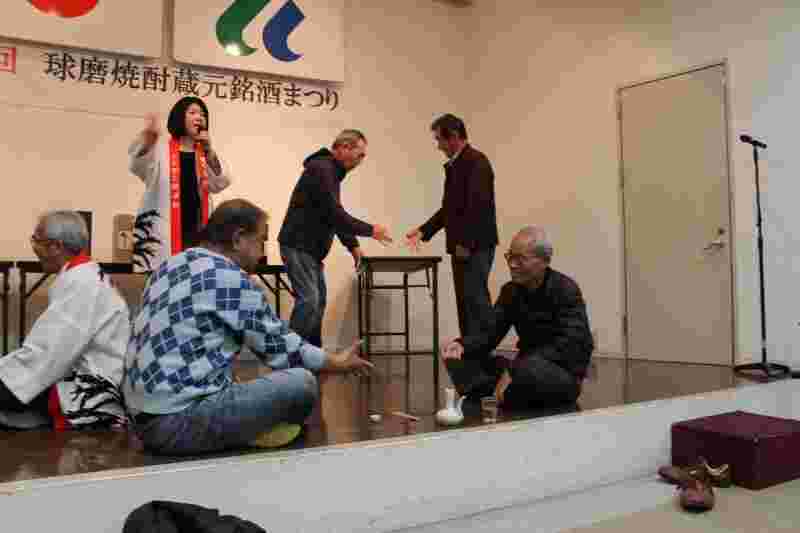 イベントで球磨拳の試合をする人たち