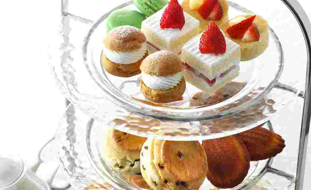 ケーキスタンドにケーキがおかれている