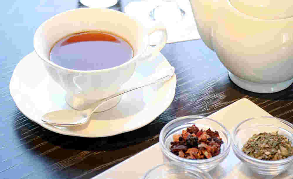 紅茶が入ったカップとティーポット