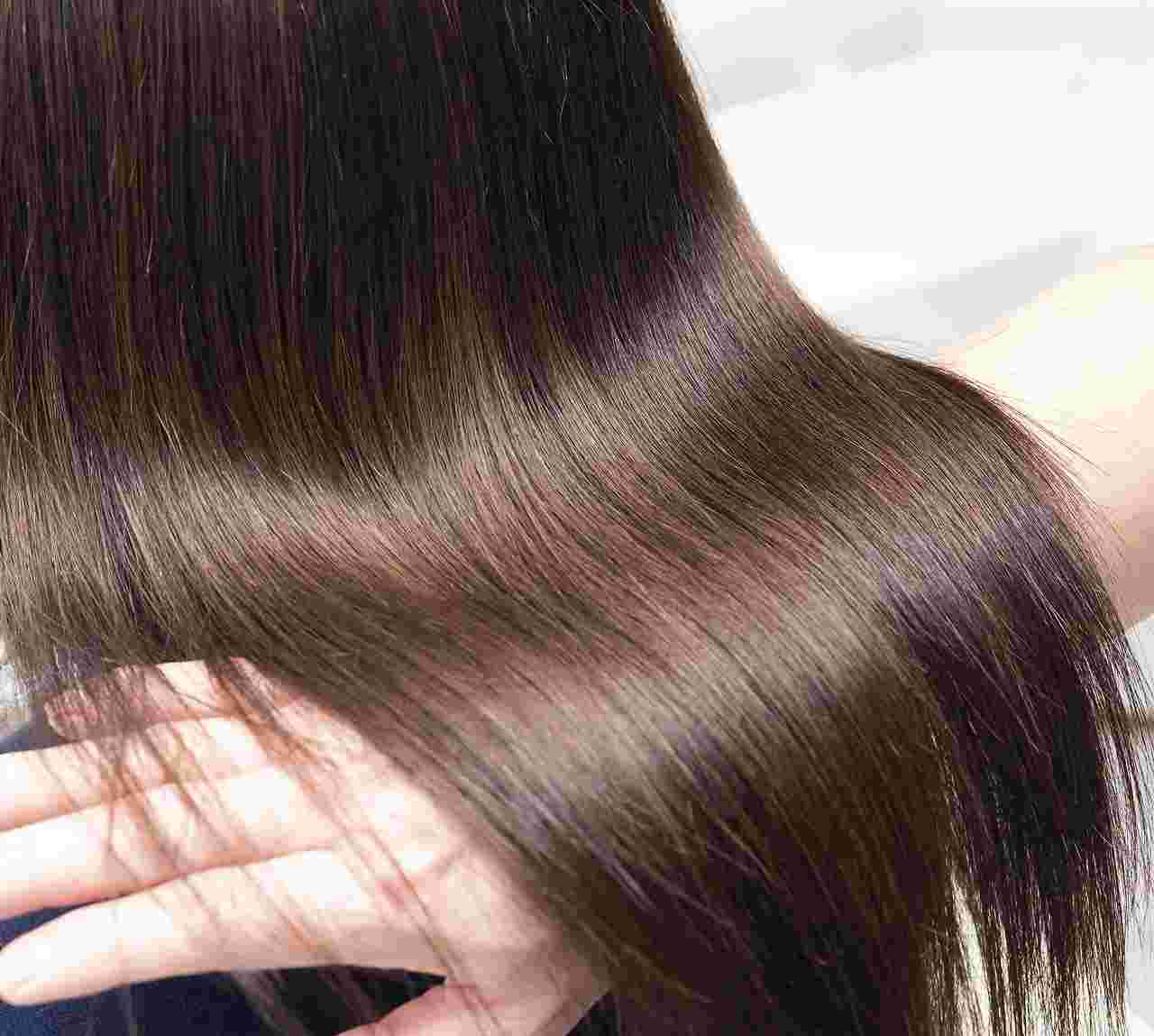 光を受けて輝く女性の髪