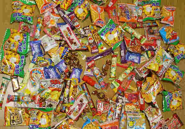 いろいろな種類のお菓子がテーブルに広がっている様子