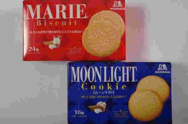 森永製菓のマリーとムーンライトの箱が並んでいる