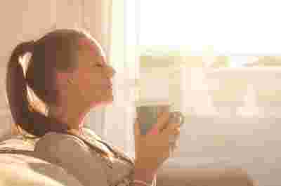 コーヒーを飲んでいる女性