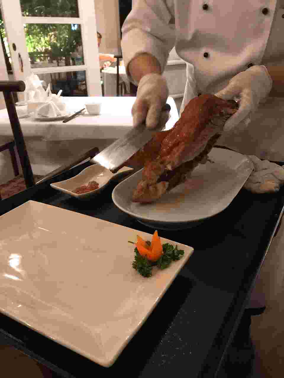 北京ダックの皮をカットする様子
