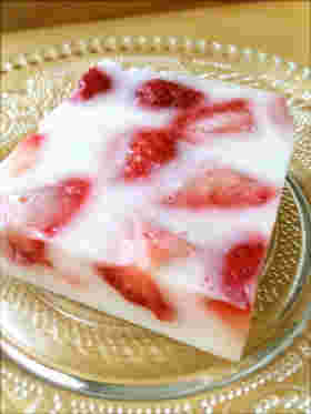 四角く作られた甘酒いちご寒天