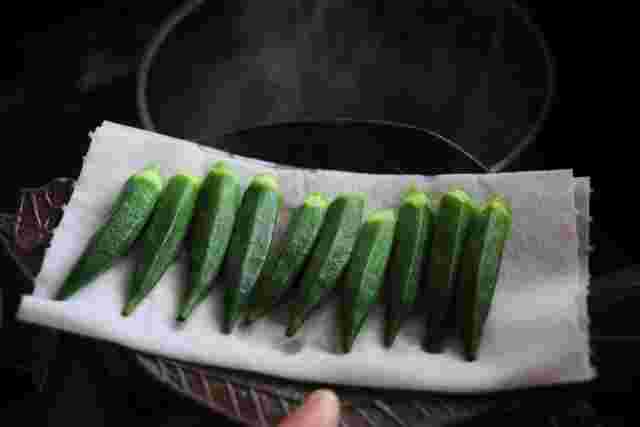 鍋に入れる前のオクラ