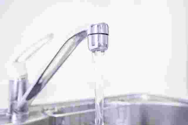 水道から水が出ている