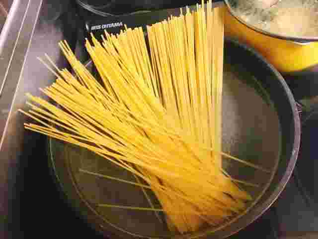 鍋で茹でているパスタ