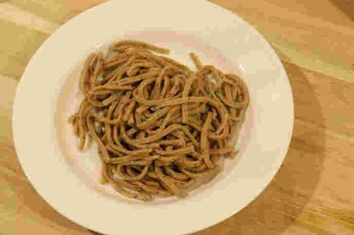 皿に盛られたベースパスタ