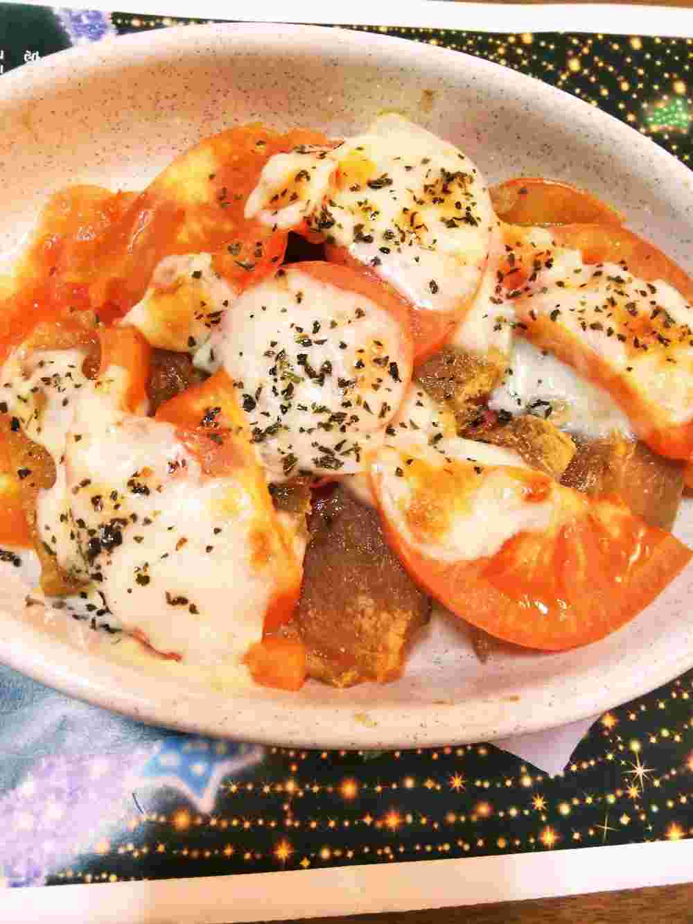 白い皿に盛られた干し芋トマトのチーズ焼き