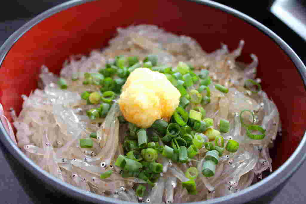 生しらす丼