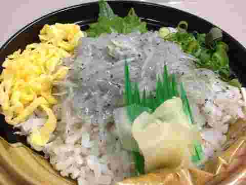 酢飯の上にのせた生しらす
