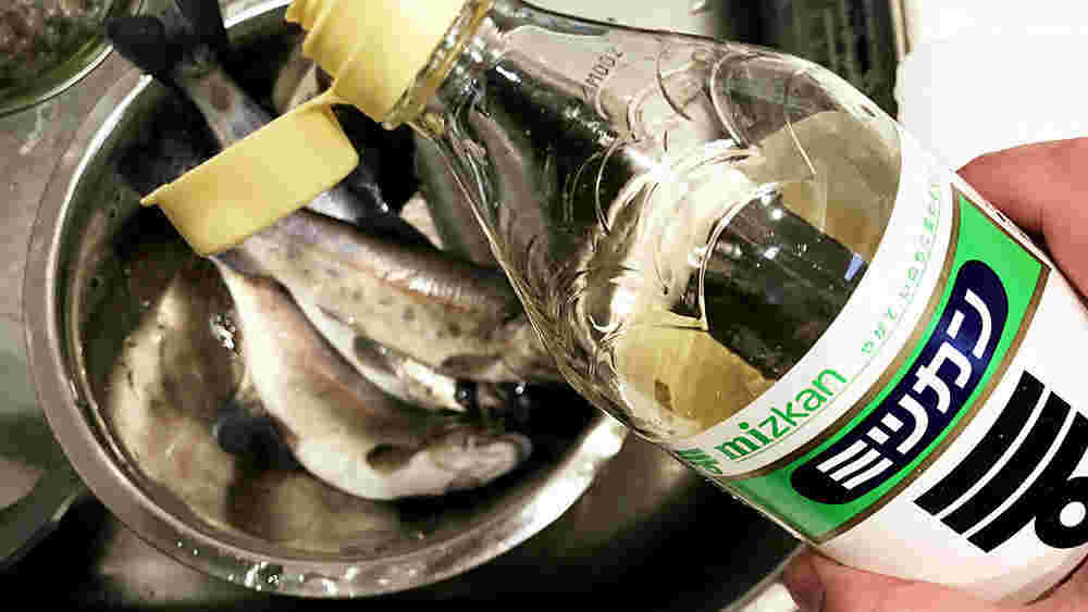 魚にお酢をかけようとしているところ