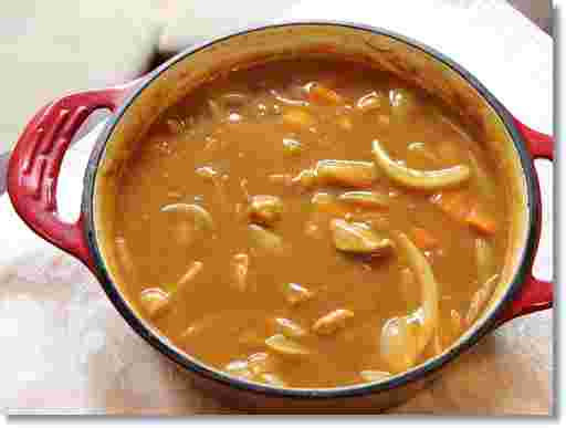 赤い鍋に入ったカレー