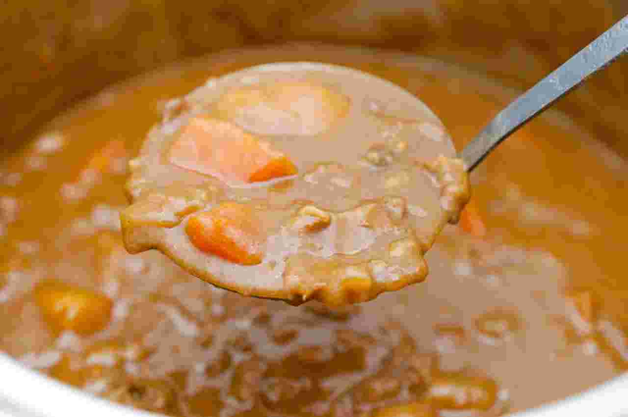 鍋に入ったカレーをおたまですくっている様子