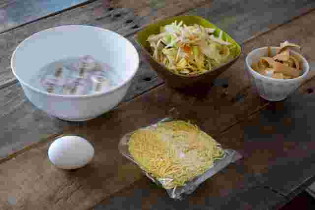 家ラーメンの材料が置かれている