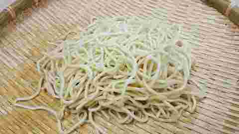 ざるの上の蒸し麺