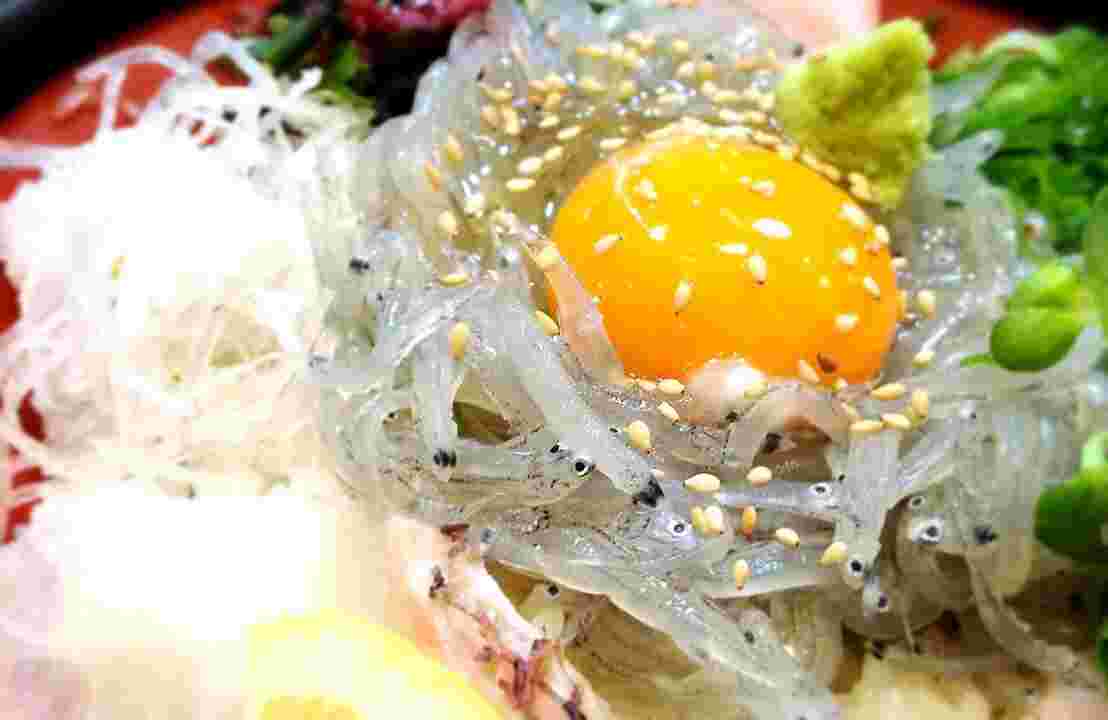 生しらすの卵黄のせ