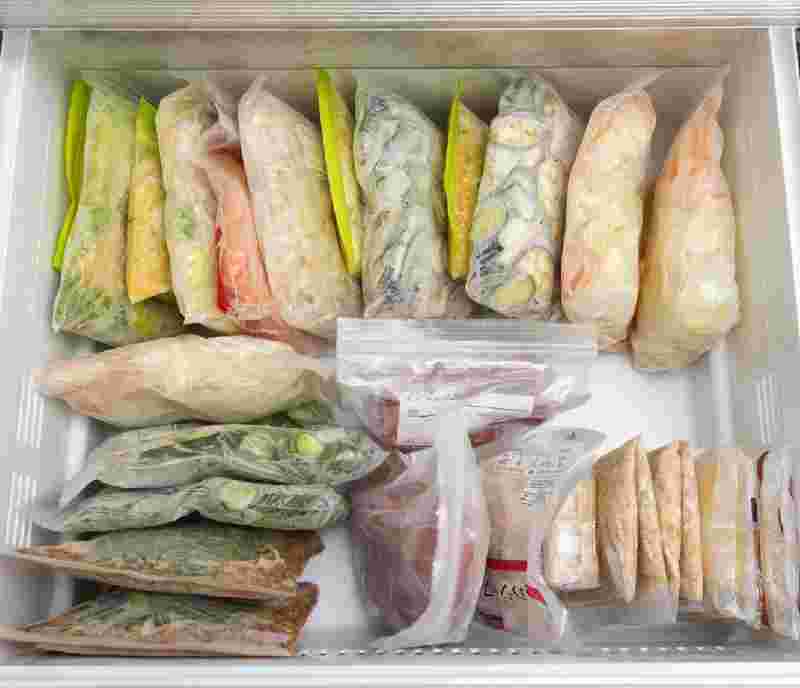 冷凍庫内で食品を保管している