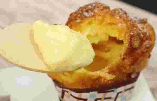 シュークリームのクリームをスプーンですくっている様子