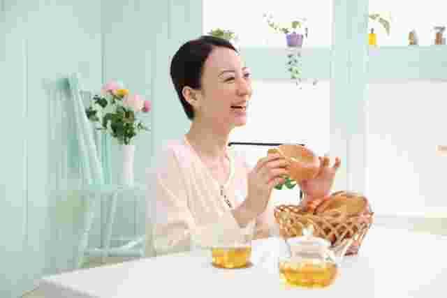 パンを食べる女性