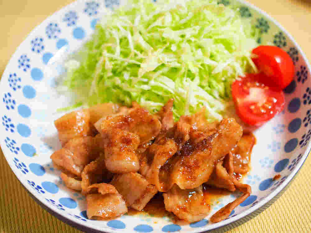 皿に盛り付けられた豚肉の生姜焼き
