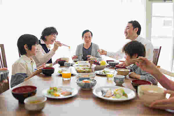 家族で食事を楽しんでいる様子