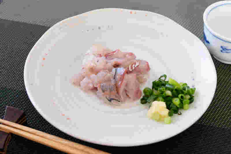 小さくきった刺身が皿にのっている